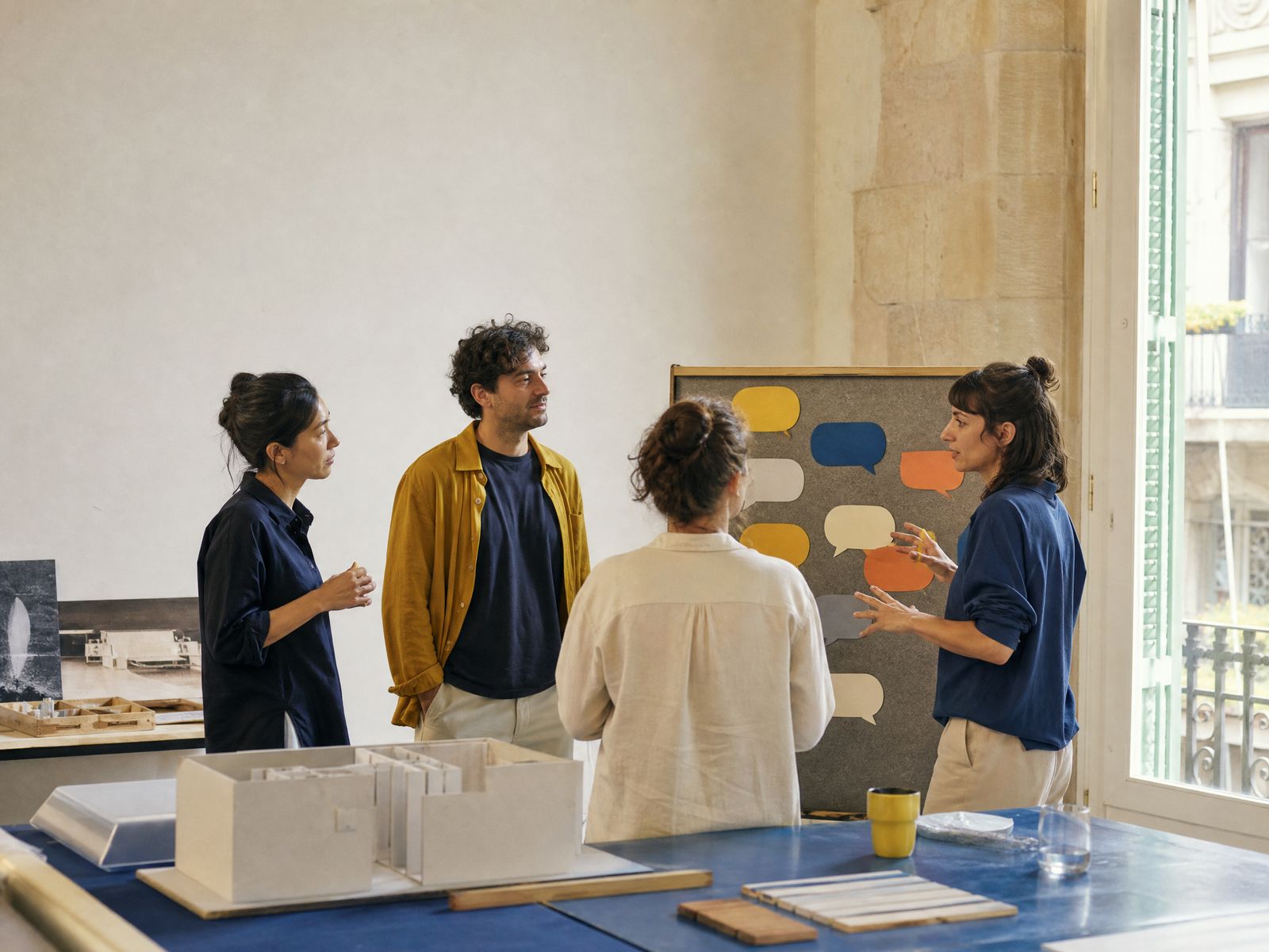 Grupo de adultos conversando durante una clase de idiomas
